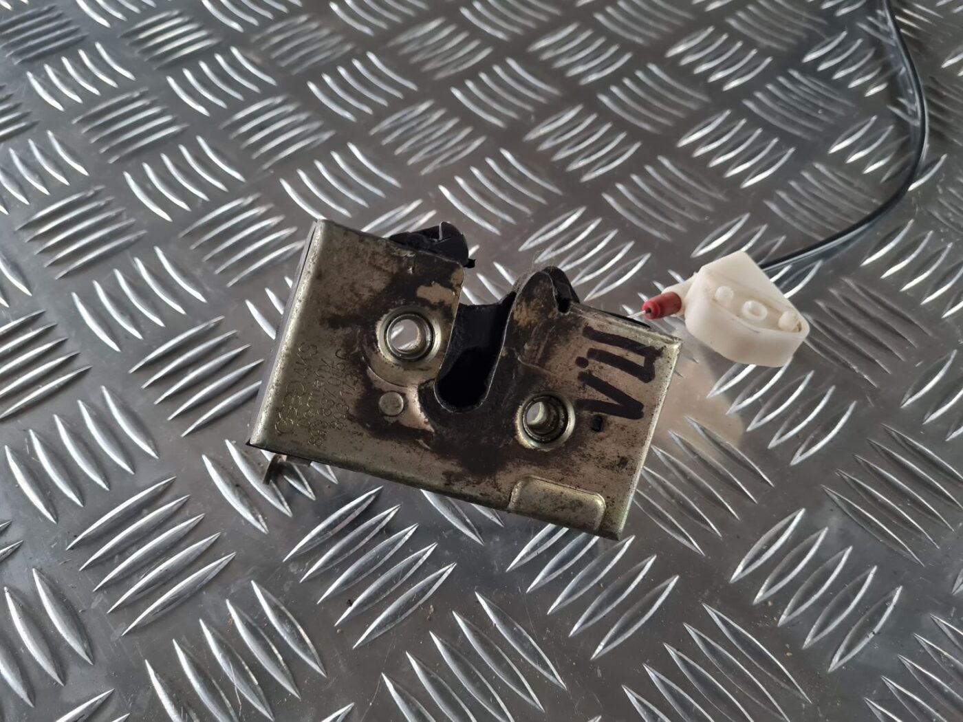 Priekšējo kreiso durvju slēdzene priekš AUDI 80 1991 2 Priekšējo kreiso durvju slēdzene priekš AUDI 80 1991