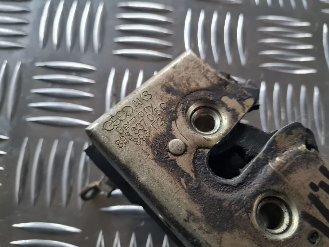 Priekšējo kreiso durvju slēdzene priekš AUDI 80 1991 4 Priekšējo kreiso durvju slēdzene priekš AUDI 80 1991