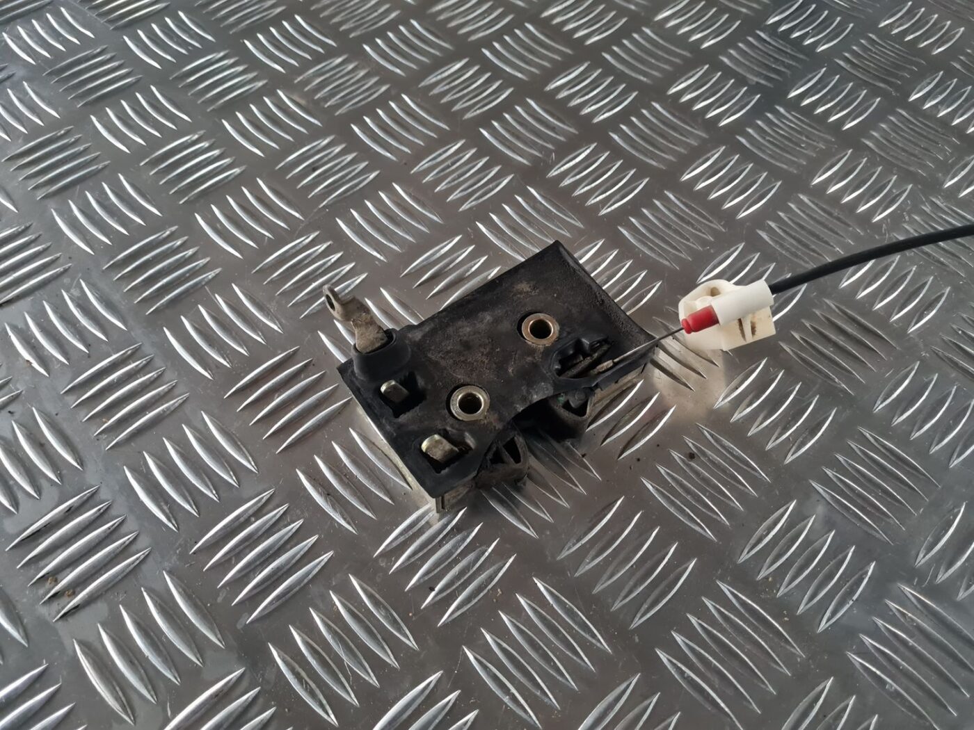 Priekšējo kreiso durvju slēdzene priekš AUDI 80 1991 3 Priekšējo kreiso durvju slēdzene priekš AUDI 80 1991