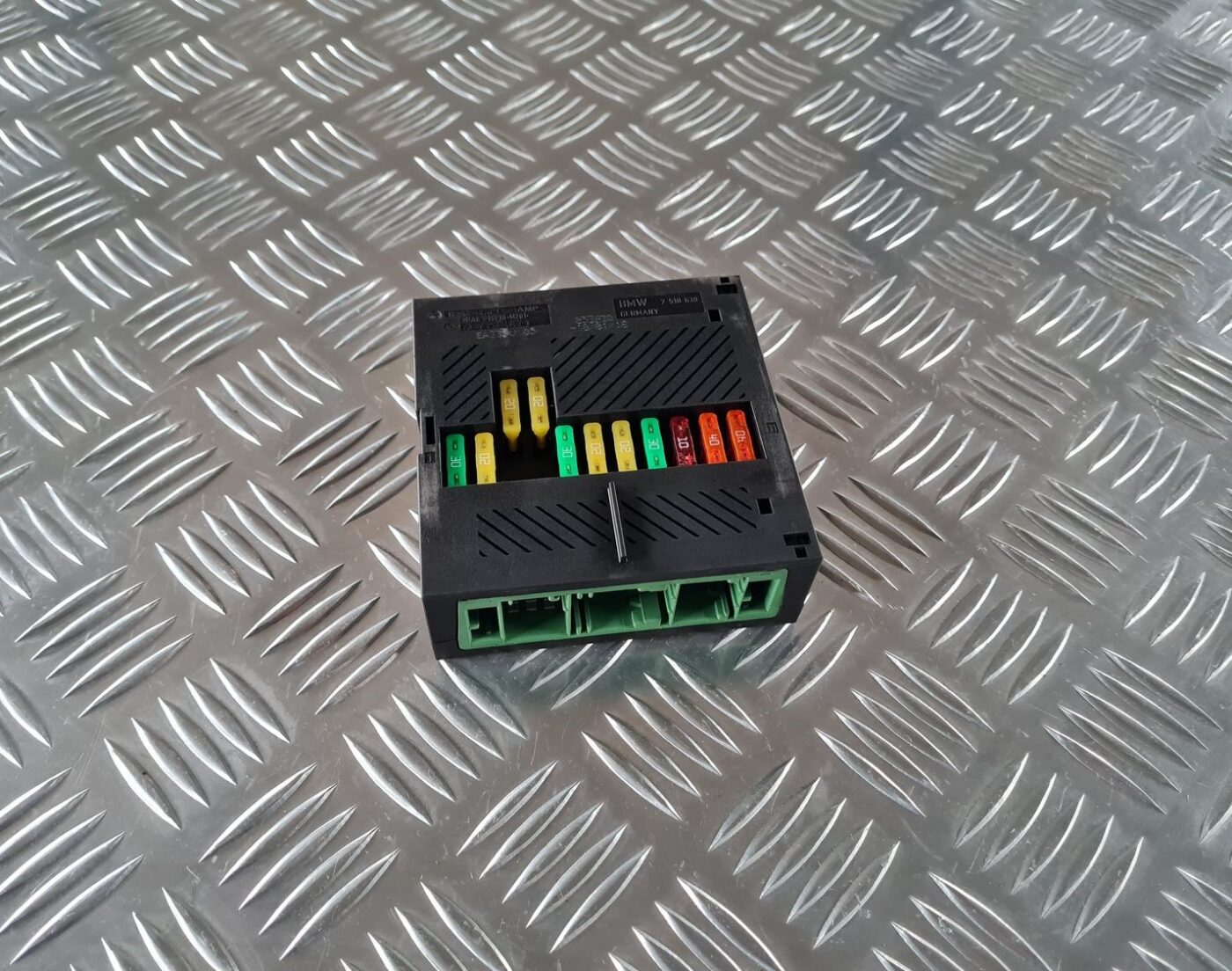 Drošinātāju bloks priekš BMW 6 E63 645 2004 1 Drošinātāju bloks priekš BMW 6 E63 645 2004