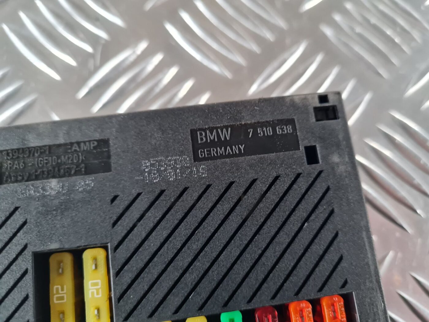 Drošinātāju bloks priekš BMW 6 E63 645 2004 2 Drošinātāju bloks priekš BMW 6 E63 645 2004