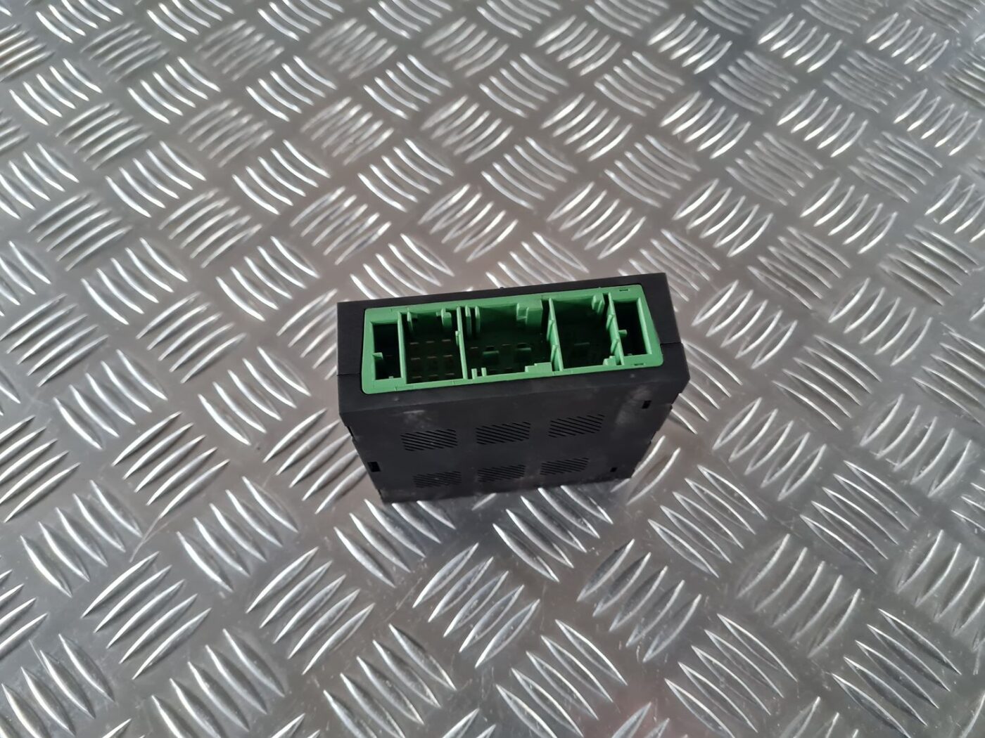 Drošinātāju bloks priekš BMW 6 E63 645 2004 4 Drošinātāju bloks priekš BMW 6 E63 645 2004