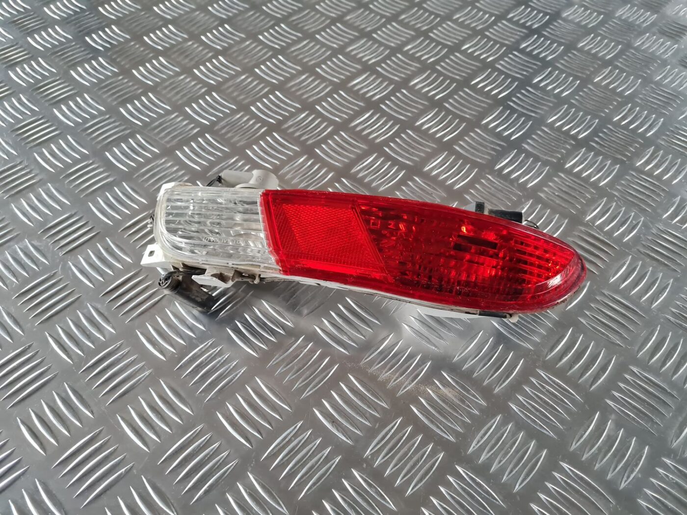 Miglas lukturis aizmugurē kreisā pusē priekš BMW 6 E63 645 2004 2 Miglas lukturis aizmugurē kreisā pusē priekš BMW 6 E63 645 2004