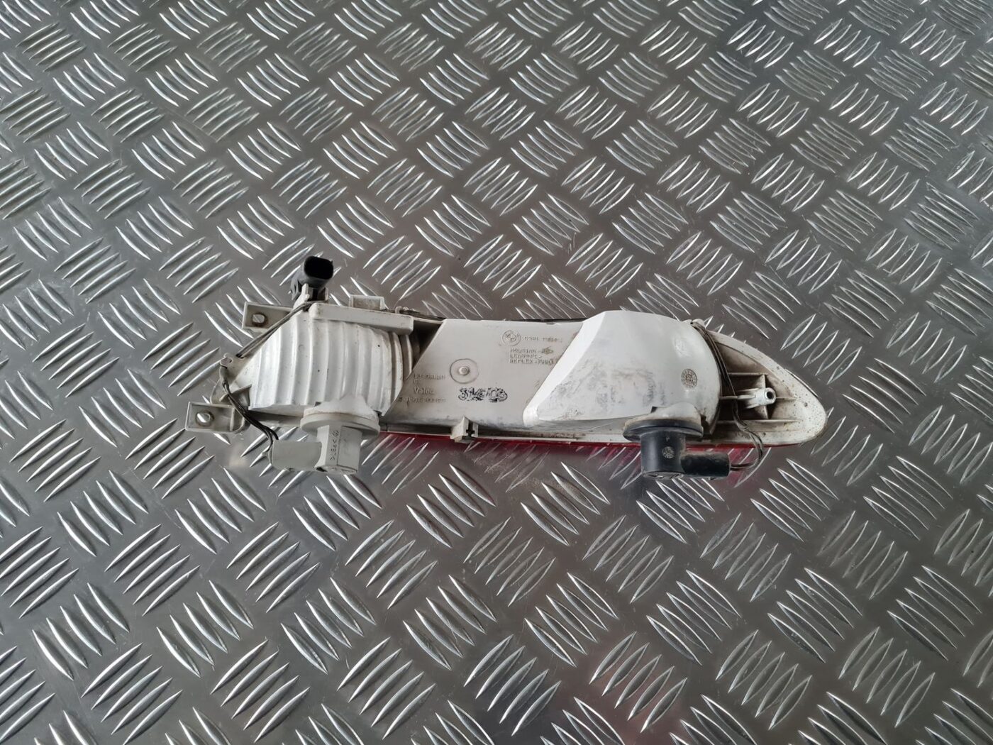 Miglas lukturis aizmugurē kreisā pusē priekš BMW 6 E63 645 2004 5 Miglas lukturis aizmugurē kreisā pusē priekš BMW 6 E63 645 2004