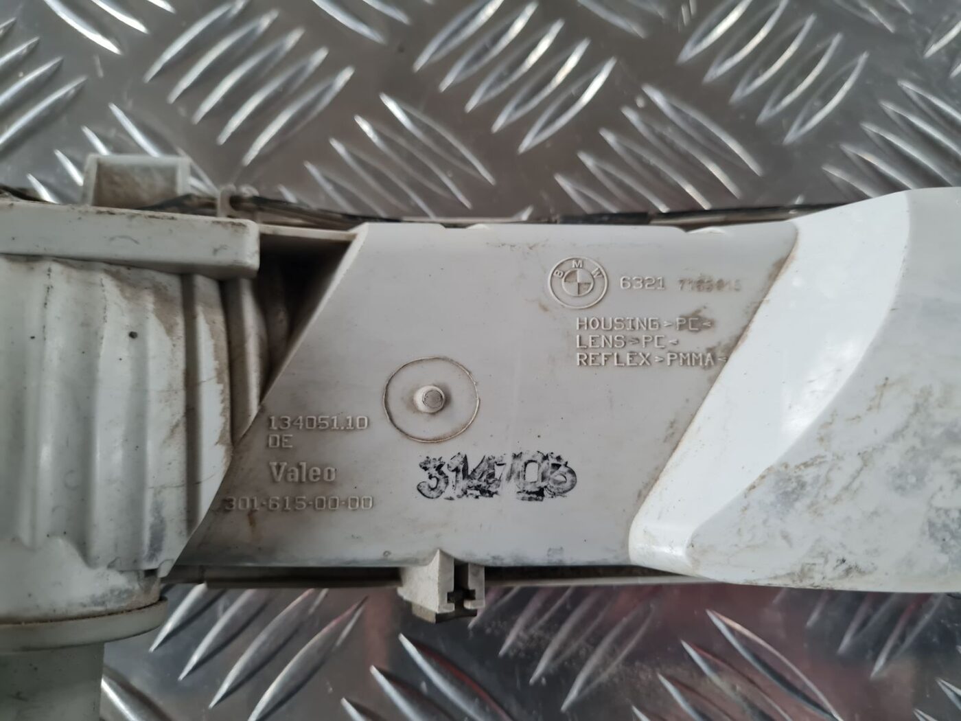 Miglas lukturis aizmugurē kreisā pusē priekš BMW 6 E63 645 2004 4 Miglas lukturis aizmugurē kreisā pusē priekš BMW 6 E63 645 2004