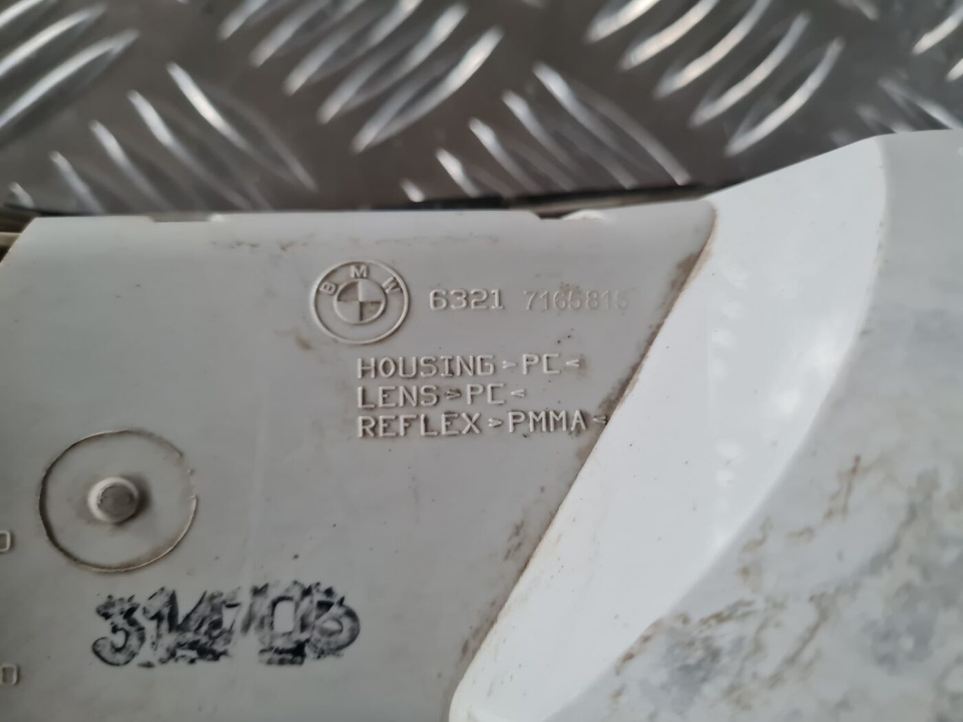 Miglas lukturis aizmugurē kreisā pusē priekš BMW 6 E63 645 2004 3 Miglas lukturis aizmugurē kreisā pusē priekš BMW 6 E63 645 2004