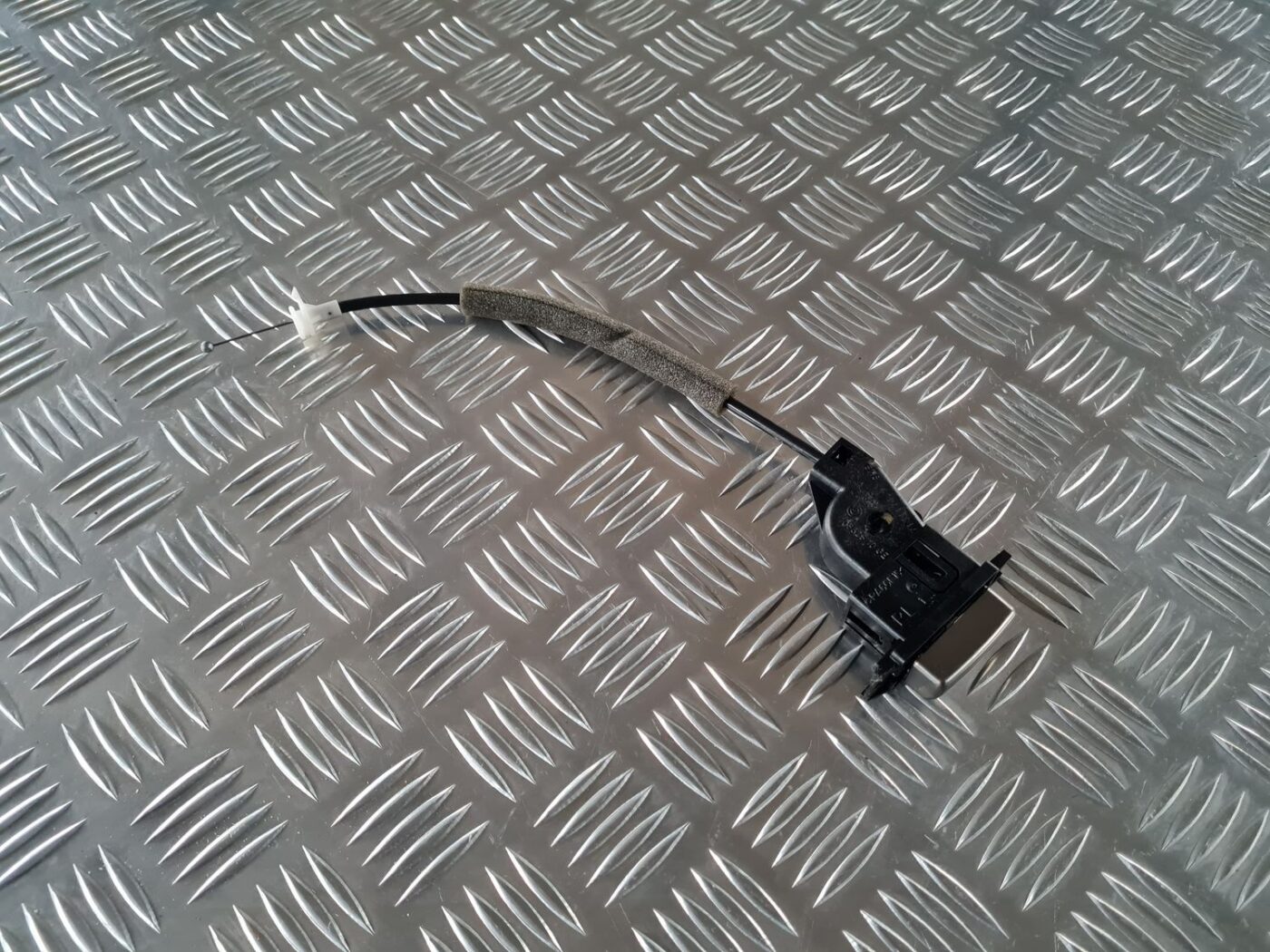 Mantu glabāšanas nodalījuma poga priekš BMW 6 E63 645 2004 1 Mantu glabāšanas nodalījuma poga priekš BMW 6 E63 645 2004