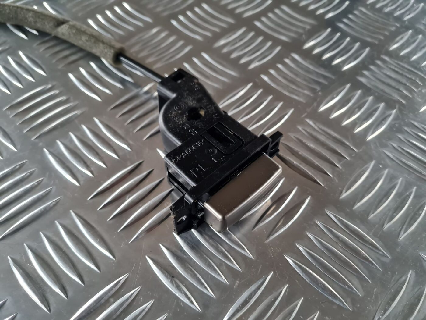 Mantu glabāšanas nodalījuma poga priekš BMW 6 E63 645 2004 2 Mantu glabāšanas nodalījuma poga priekš BMW 6 E63 645 2004