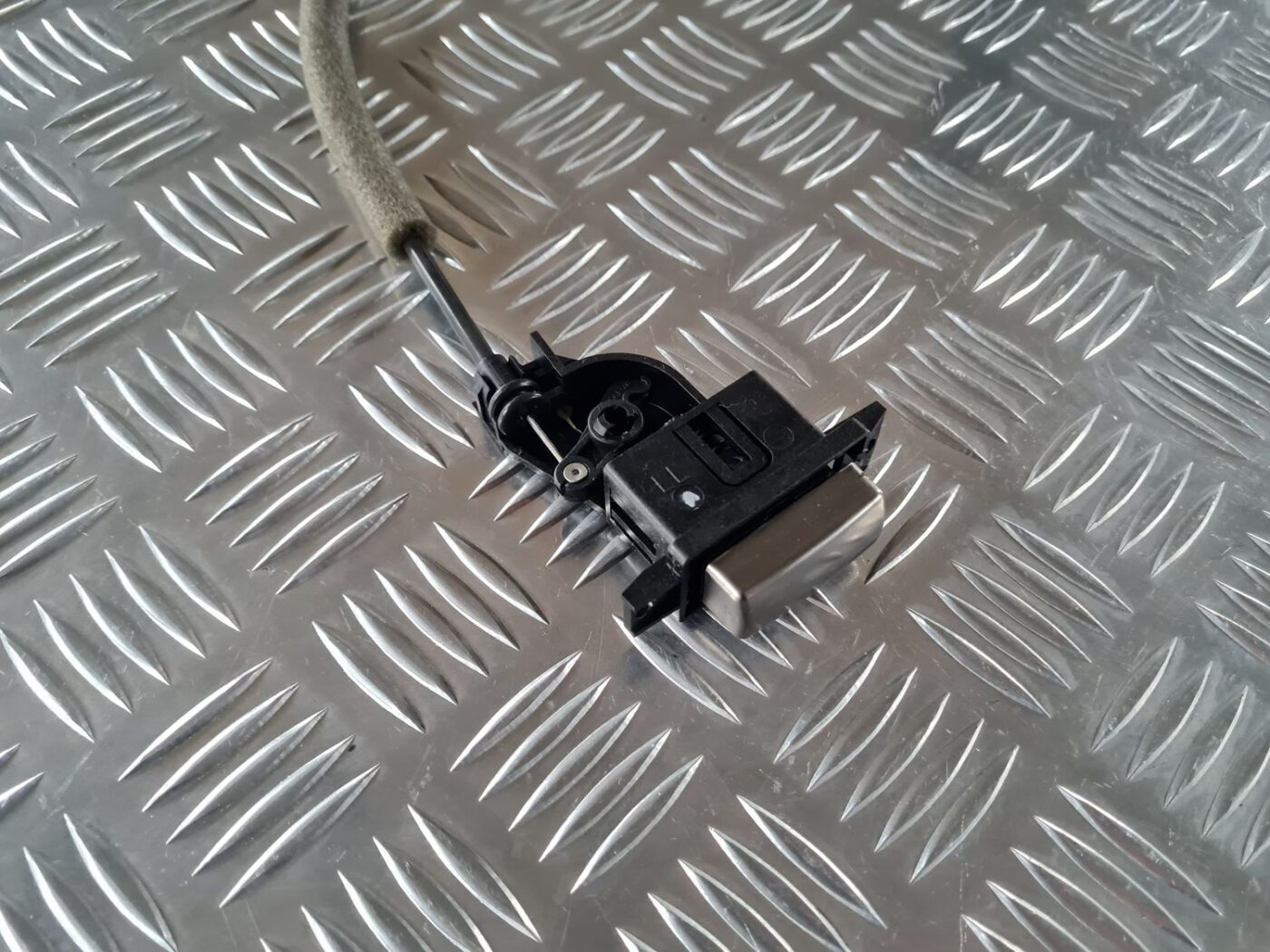 Mantu glabāšanas nodalījuma poga priekš BMW 6 E63 645 2004 4 Mantu glabāšanas nodalījuma poga priekš BMW 6 E63 645 2004