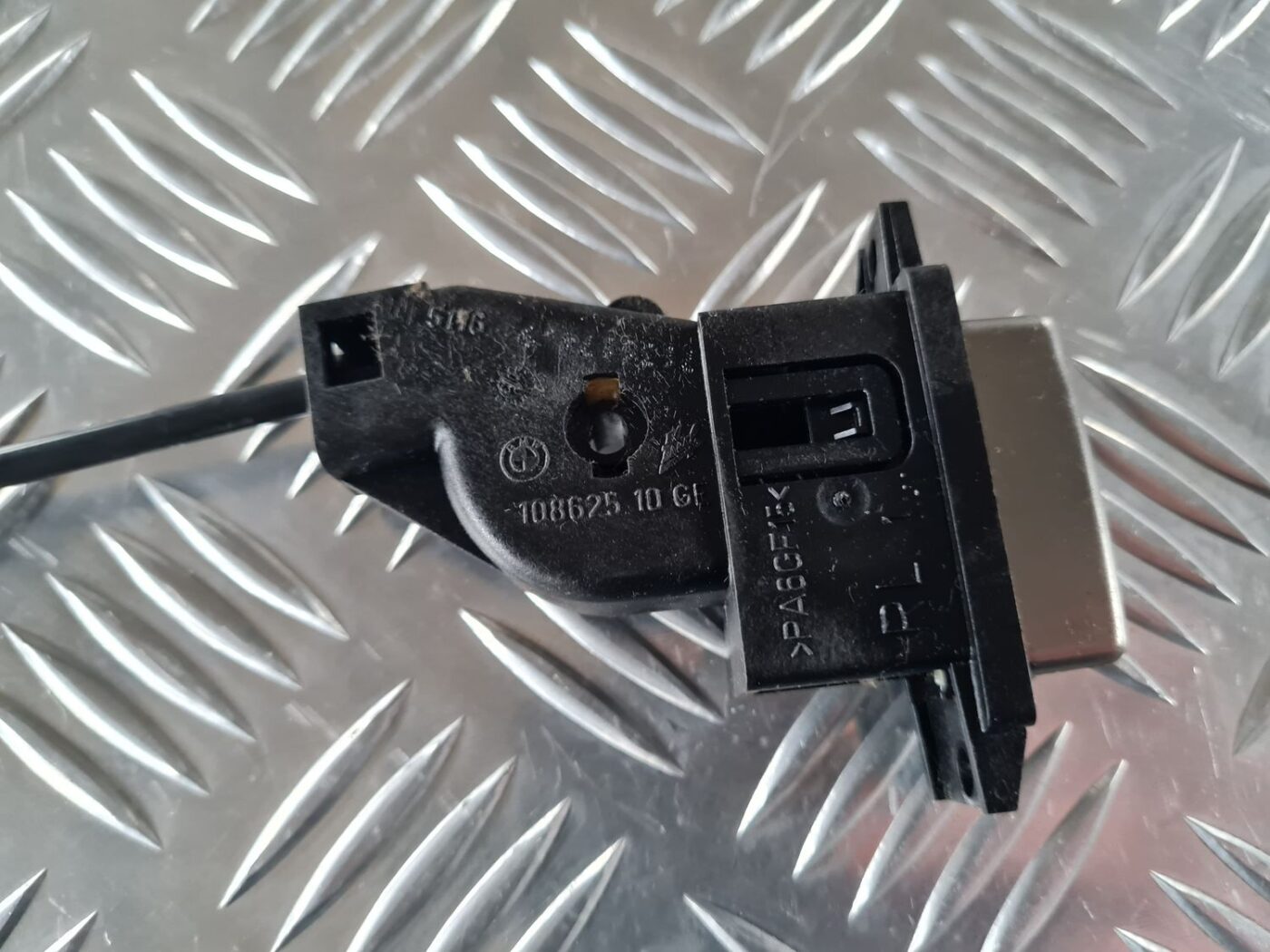 Mantu glabāšanas nodalījuma poga priekš BMW 6 E63 645 2004 3 Mantu glabāšanas nodalījuma poga priekš BMW 6 E63 645 2004