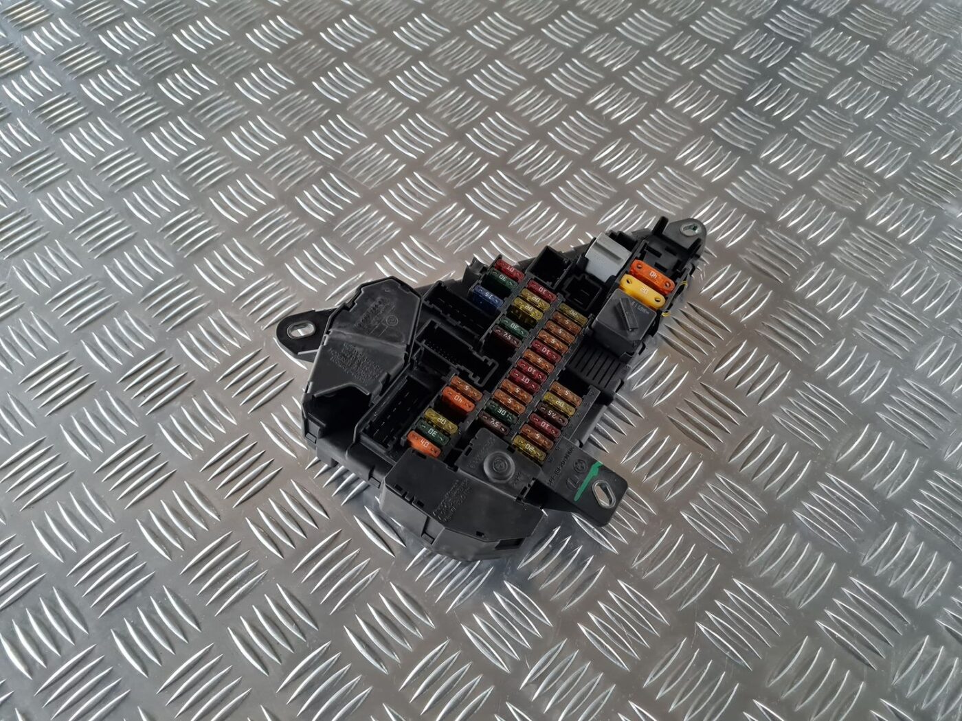 Drošinātāju bloks priekš BMW 6 E63 645 2004 1 Drošinātāju bloks priekš BMW 6 E63 645 2004