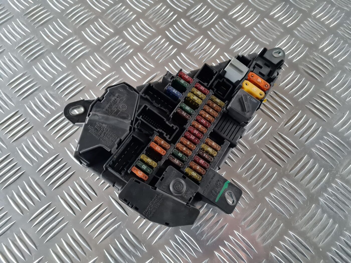 Drošinātāju bloks priekš BMW 6 E63 645 2004 2 Drošinātāju bloks priekš BMW 6 E63 645 2004