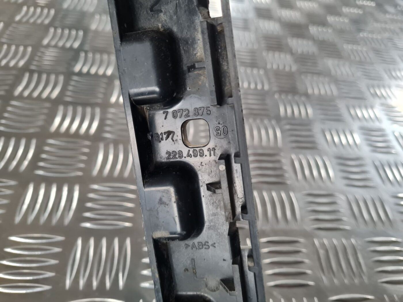 Sliekšņa kronšteins priekš BMW 6 E63 645 2004 3 Sliekšņa kronšteins priekš BMW 6 E63 645 2004