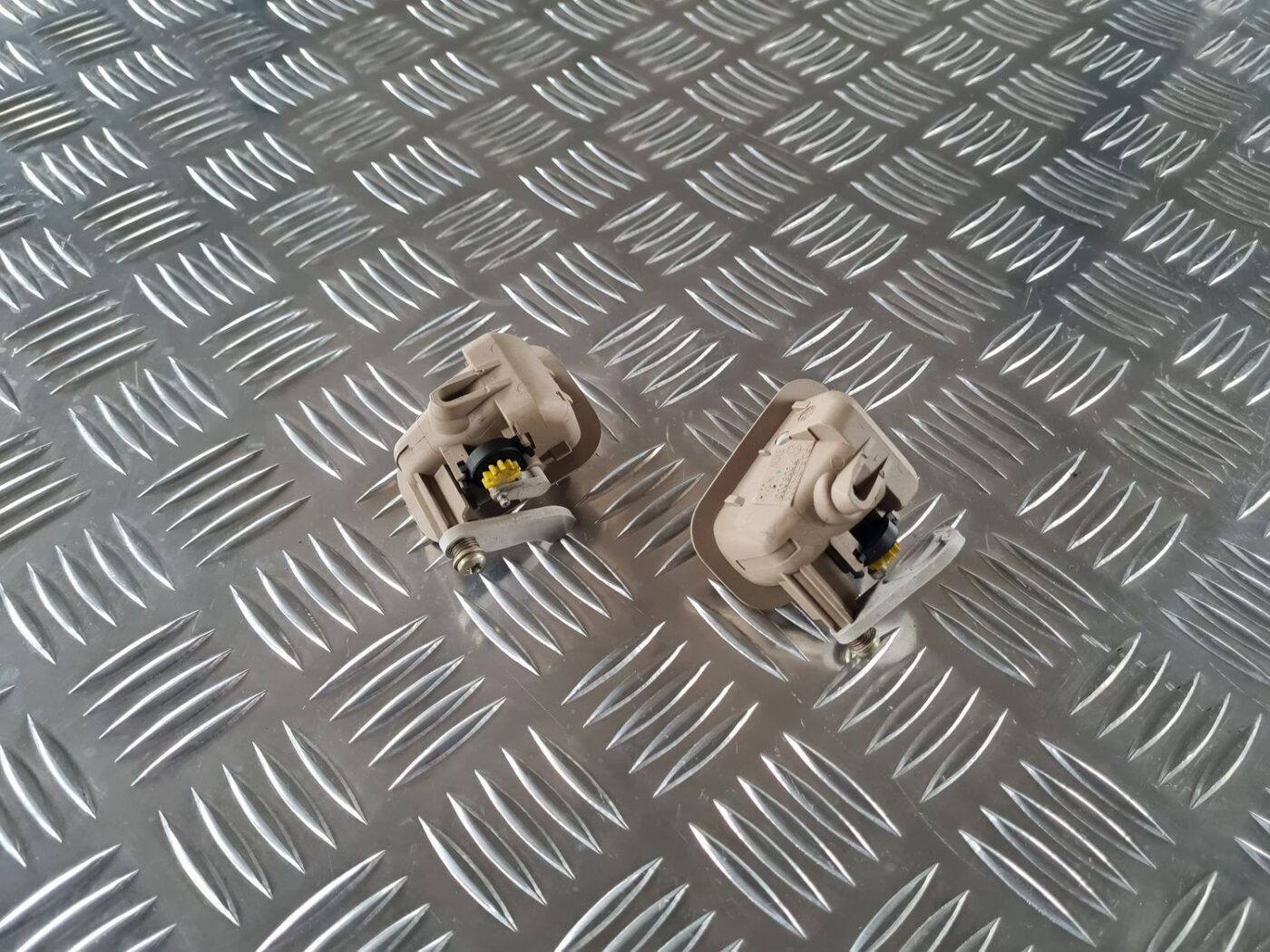 Salona āķis griestos priekš BMW 6 E63 645 2004 2 Salona āķis griestos priekš BMW 6 E63 645 2004