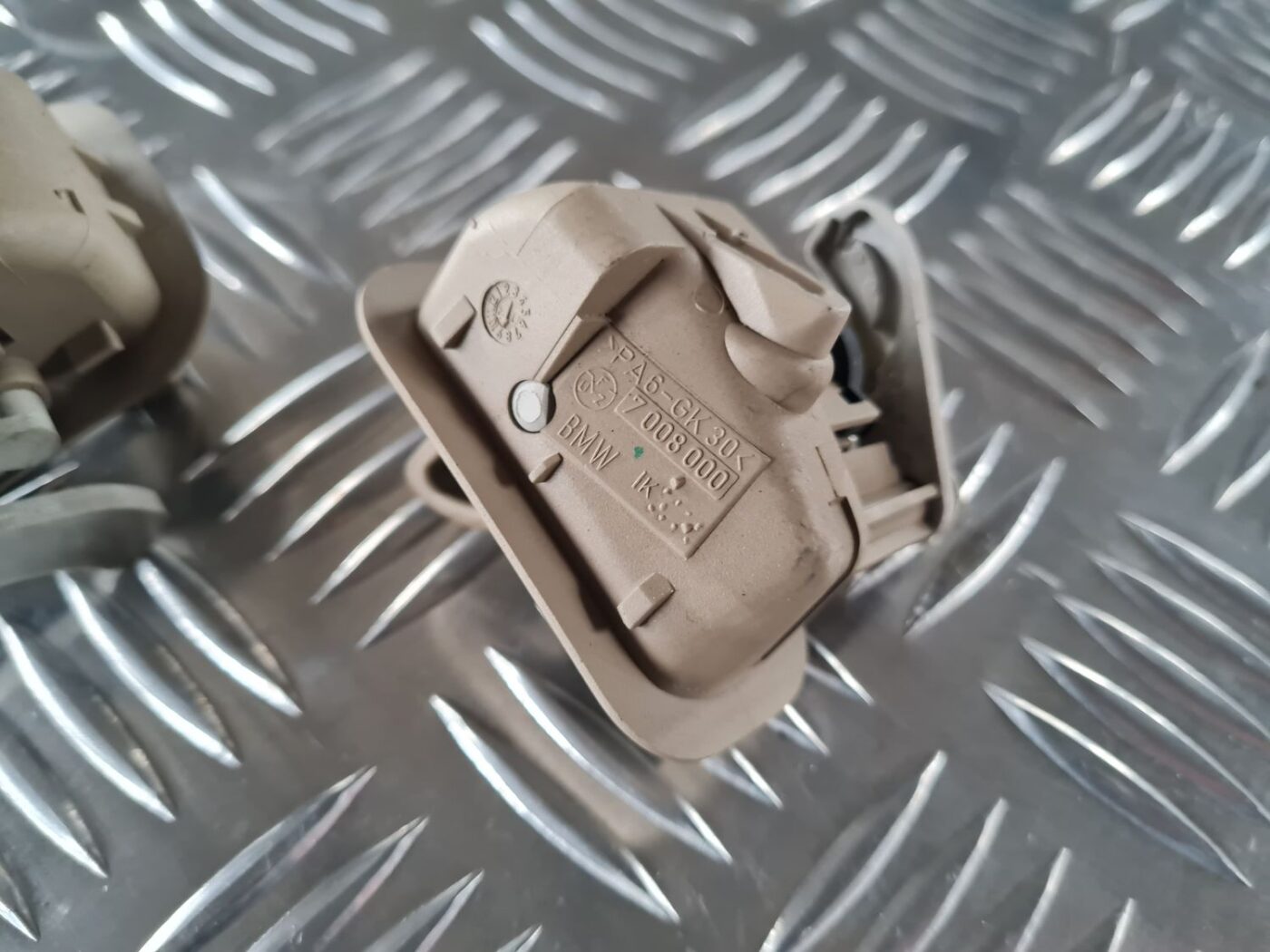 Salona āķis griestos priekš BMW 6 E63 645 2004 4 Salona āķis griestos priekš BMW 6 E63 645 2004