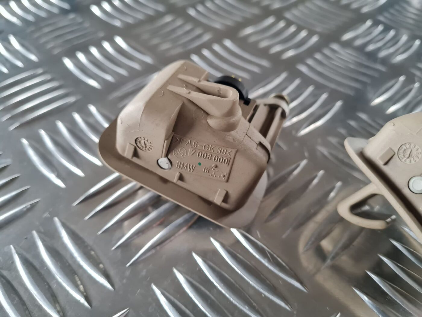 Salona āķis griestos priekš BMW 6 E63 645 2004 3 Salona āķis griestos priekš BMW 6 E63 645 2004