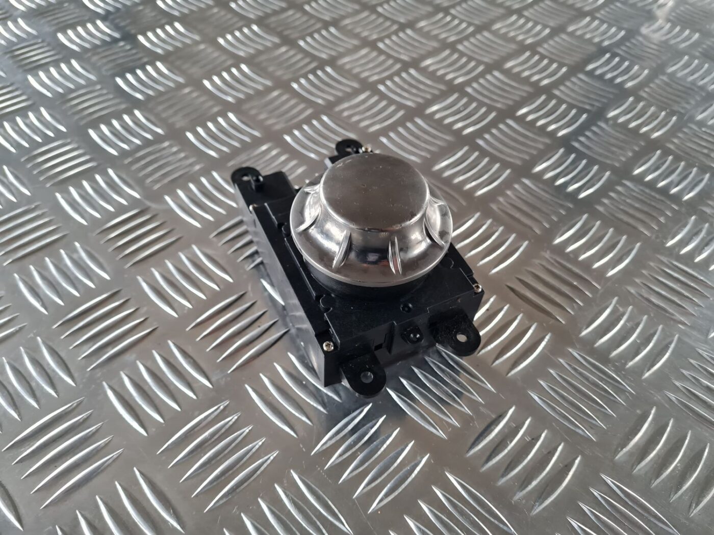 Multimēdijas vadības bloks priekš BMW 6 E63 645 2004 2 Multimēdijas vadības bloks priekš BMW 6 E63 645 2004