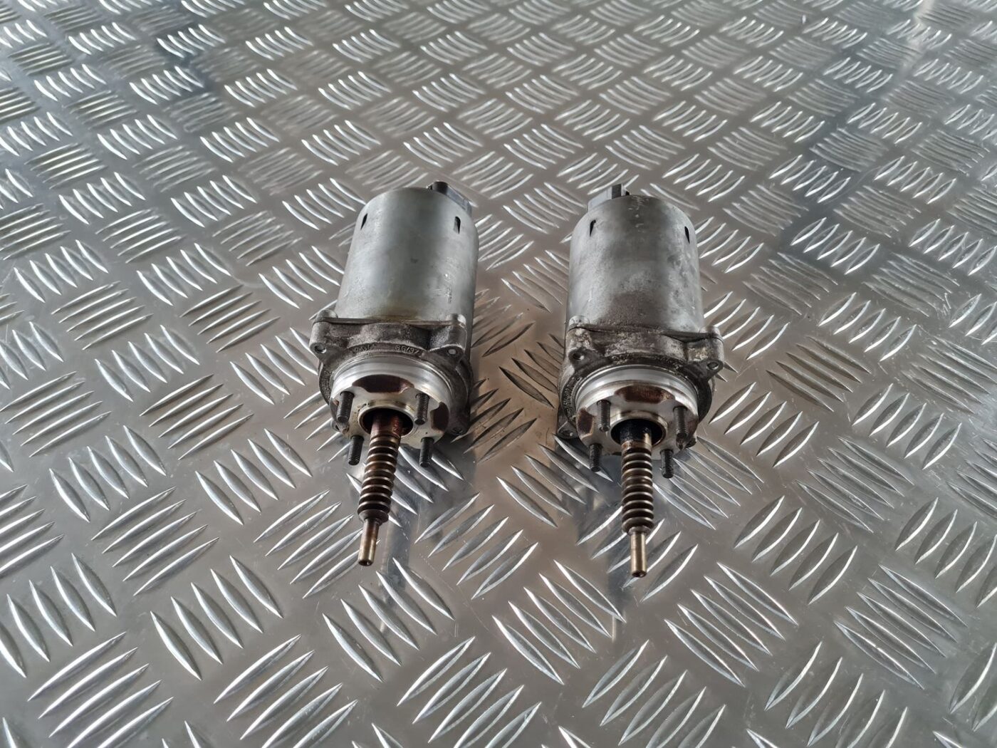 Sadales vārpstas regulētājs priekš BMW 6 E63 645 2004 6 Sadales vārpstas regulētājs priekš BMW 6 E63 645 2004