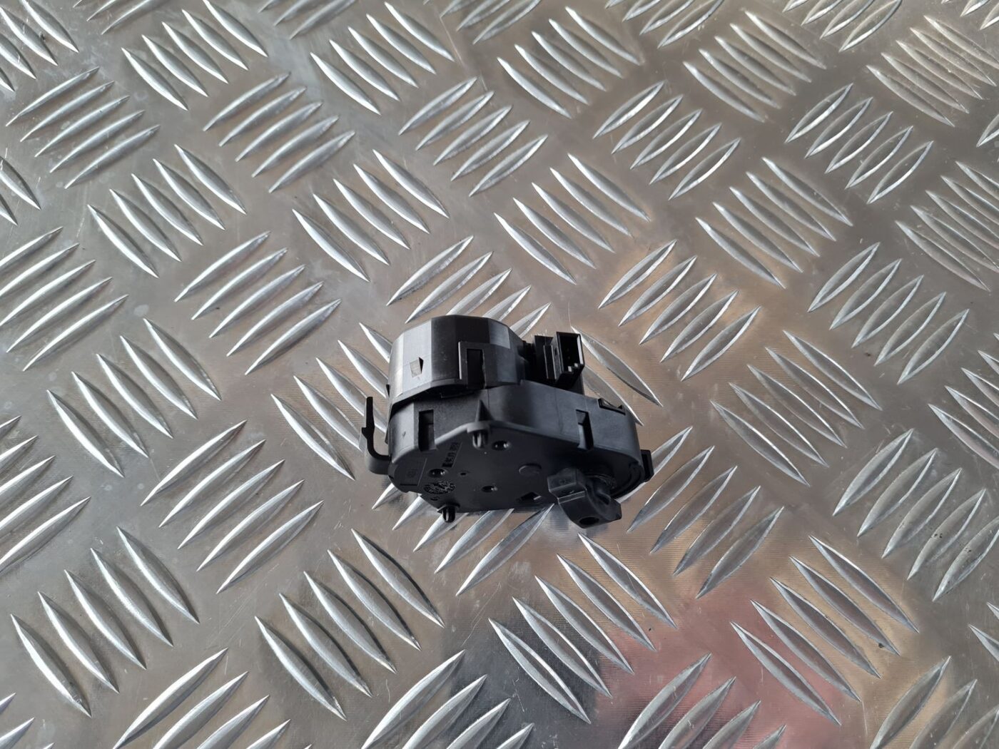 Apsildes sistēmas aktuators priekš BMW 6 E63 645 2004 3 Apsildes sistēmas aktuators priekš BMW 6 E63 645 2004