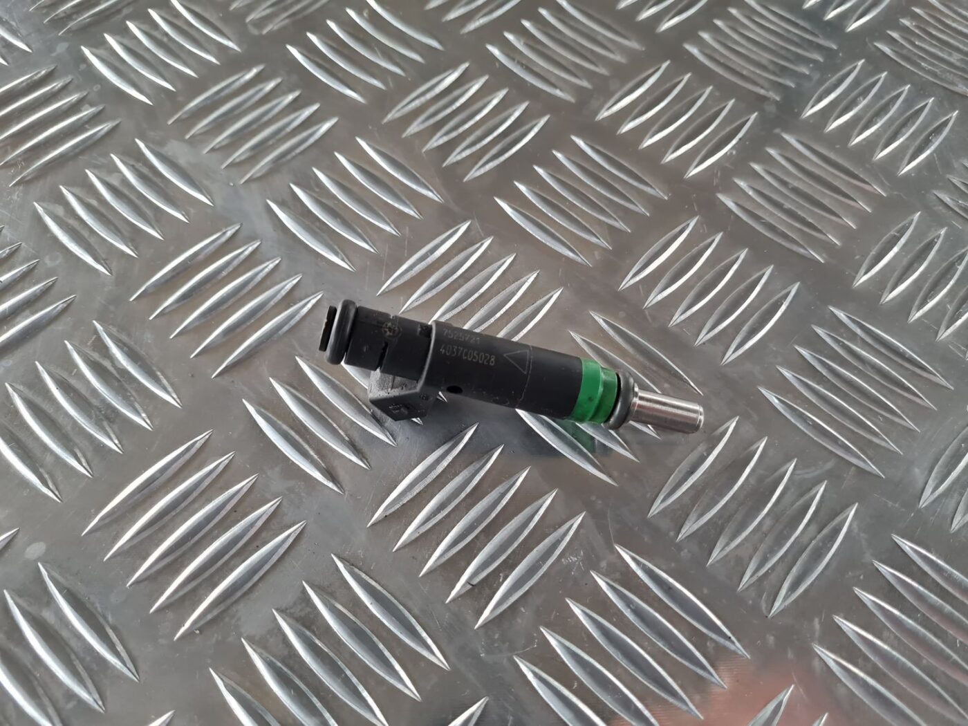 Degvielas smidzinātājs priekš BMW 6 E63 645 2004 1 Degvielas smidzinātājs priekš BMW 6 E63 645 2004