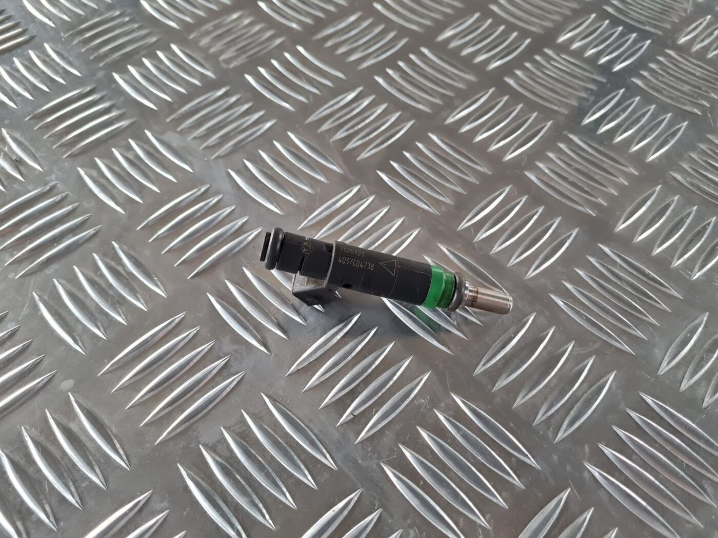 Degvielas smidzinātājs priekš BMW 6 E63 645 2004 1 Degvielas smidzinātājs priekš BMW 6 E63 645 2004