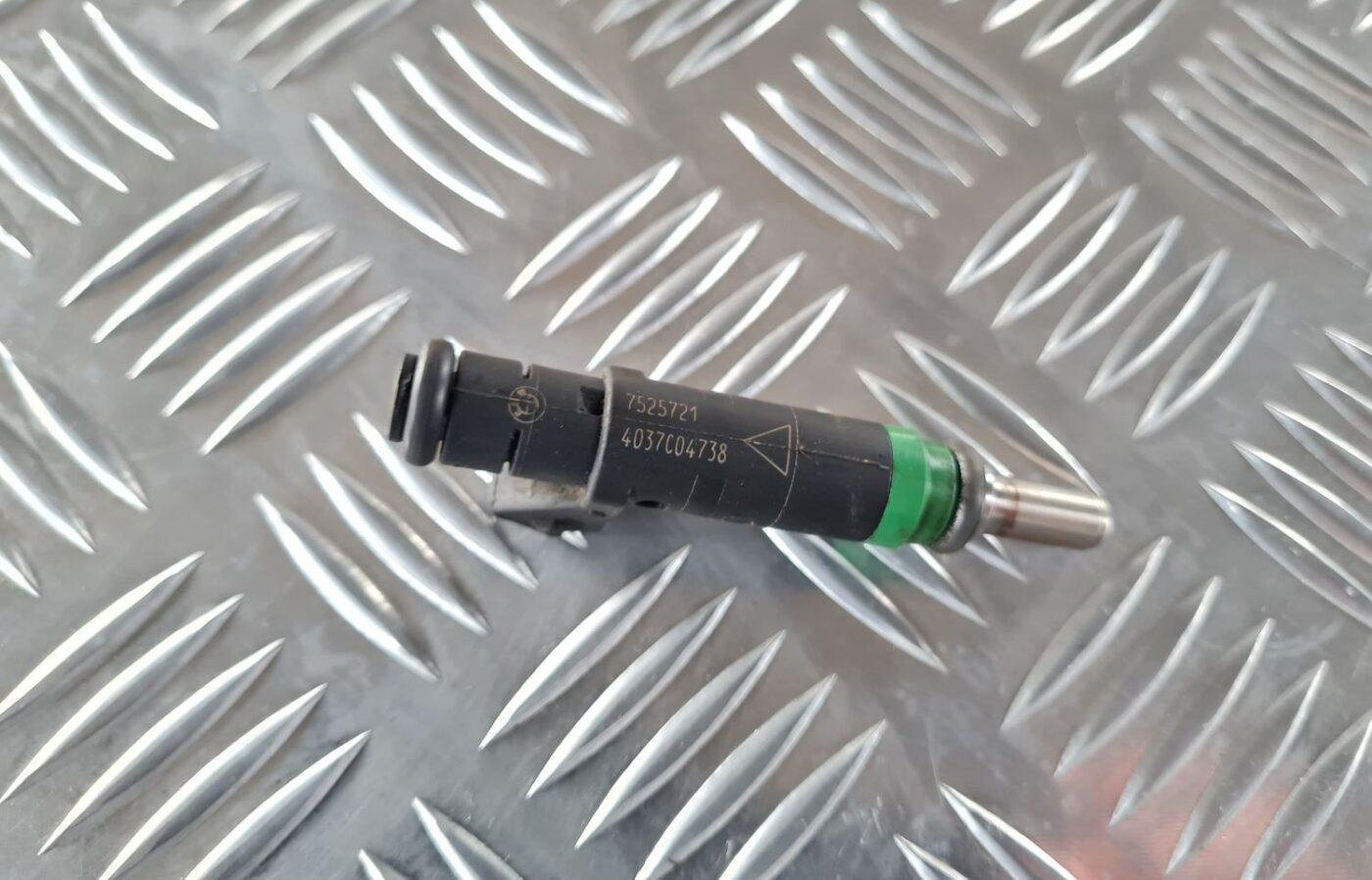 Degvielas smidzinātājs priekš BMW 6 E63 645 2004 2 Degvielas smidzinātājs priekš BMW 6 E63 645 2004