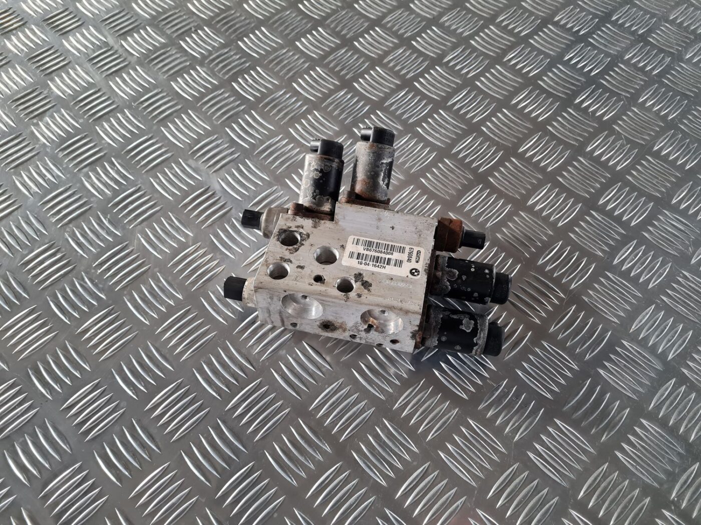 Piekares hidrauliskais bloks Dynamic Drive priekš BMW 6 E63 645 2004 1 Piekares hidrauliskais bloks Dynamic Drive priekš BMW 6 E63 645 2004