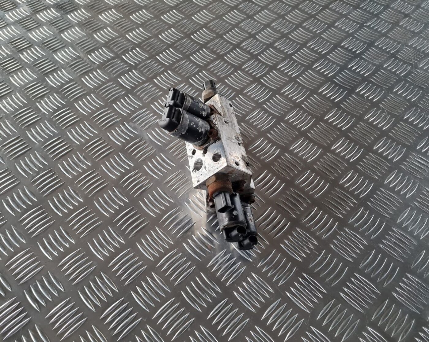 Piekares hidrauliskais bloks Dynamic Drive priekš BMW 6 E63 645 2004 3 Piekares hidrauliskais bloks Dynamic Drive priekš BMW 6 E63 645 2004