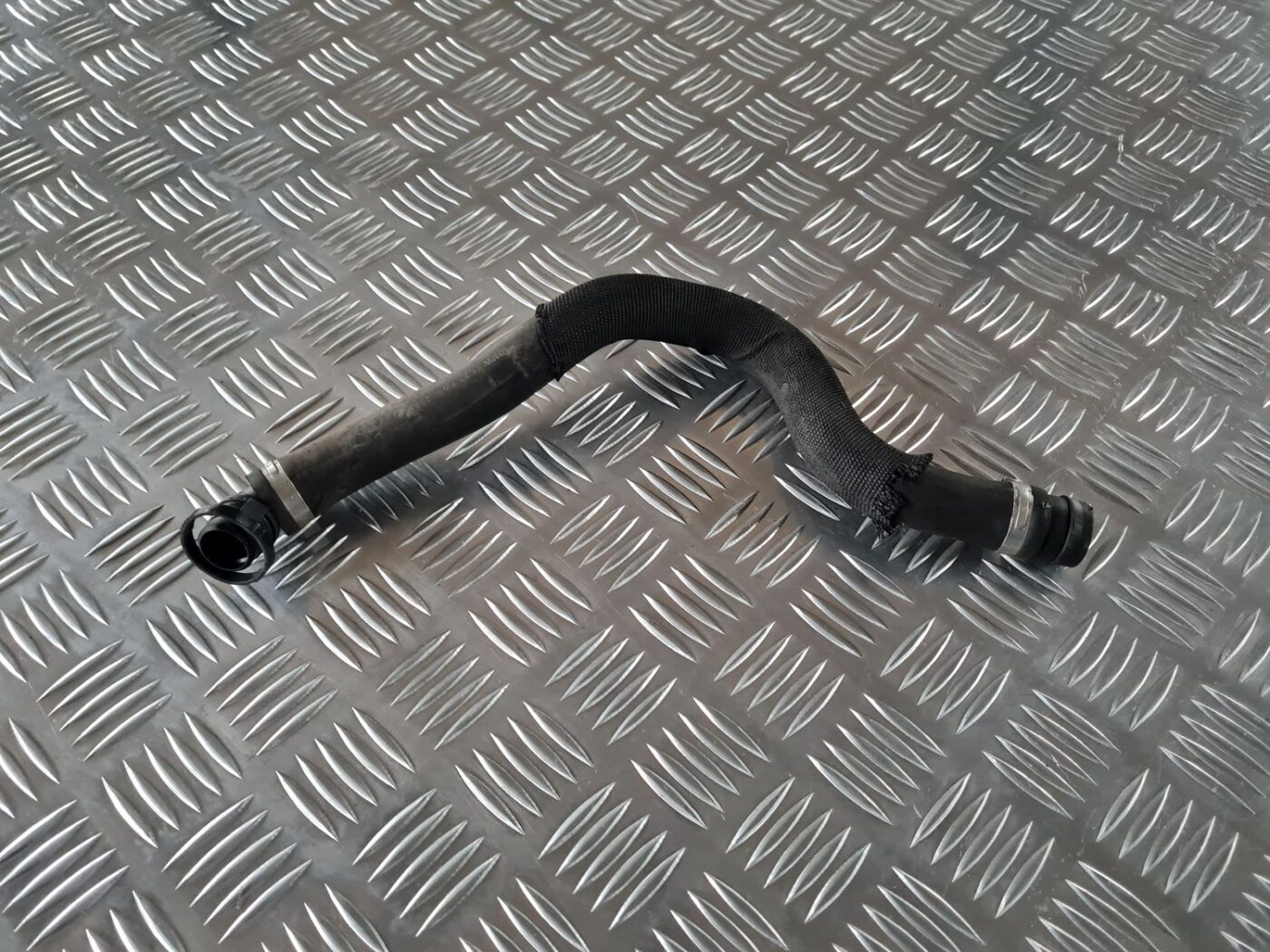 Sekundārā gaisa filtra caurule priekš BMW 6 E63 645 2004 1 Sekundārā gaisa filtra caurule priekš BMW 6 E63 645 2004