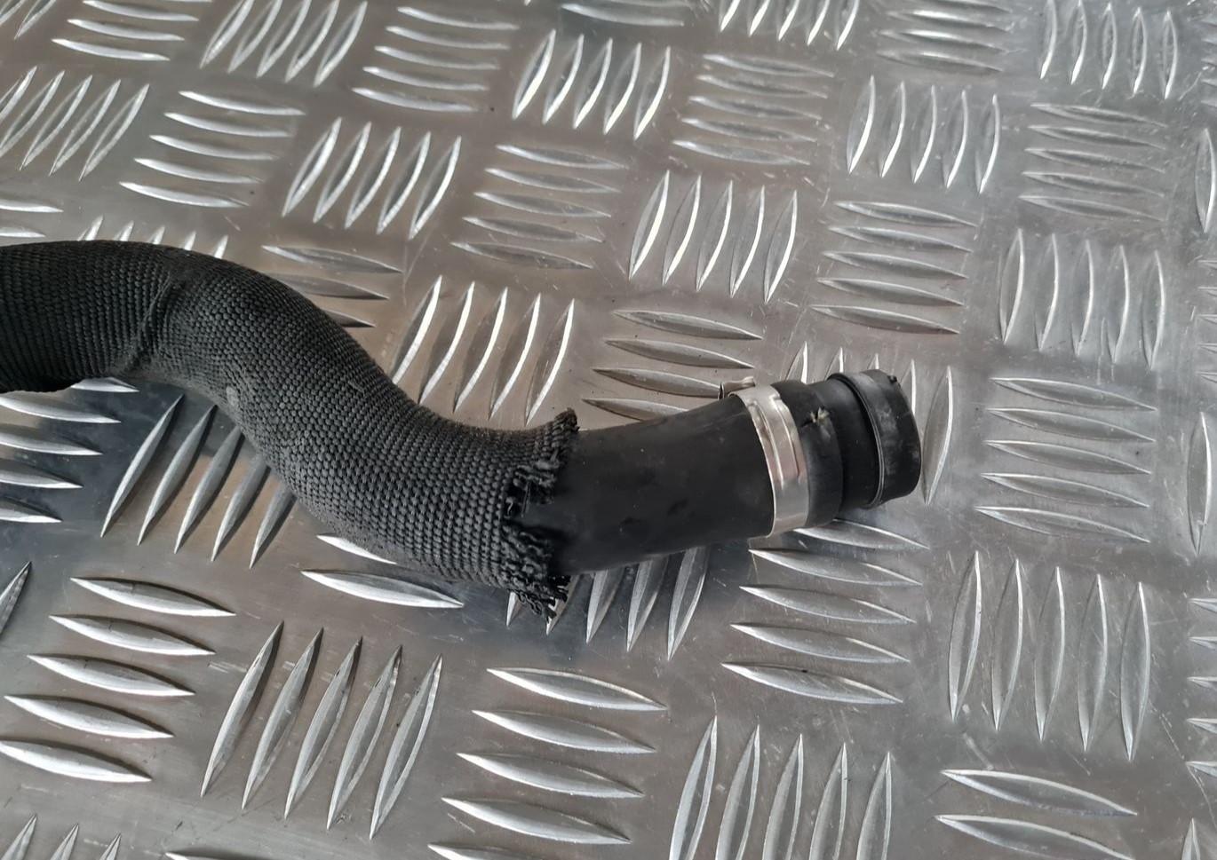 Sekundārā gaisa filtra caurule priekš BMW 6 E63 645 2004 4 Sekundārā gaisa filtra caurule priekš BMW 6 E63 645 2004