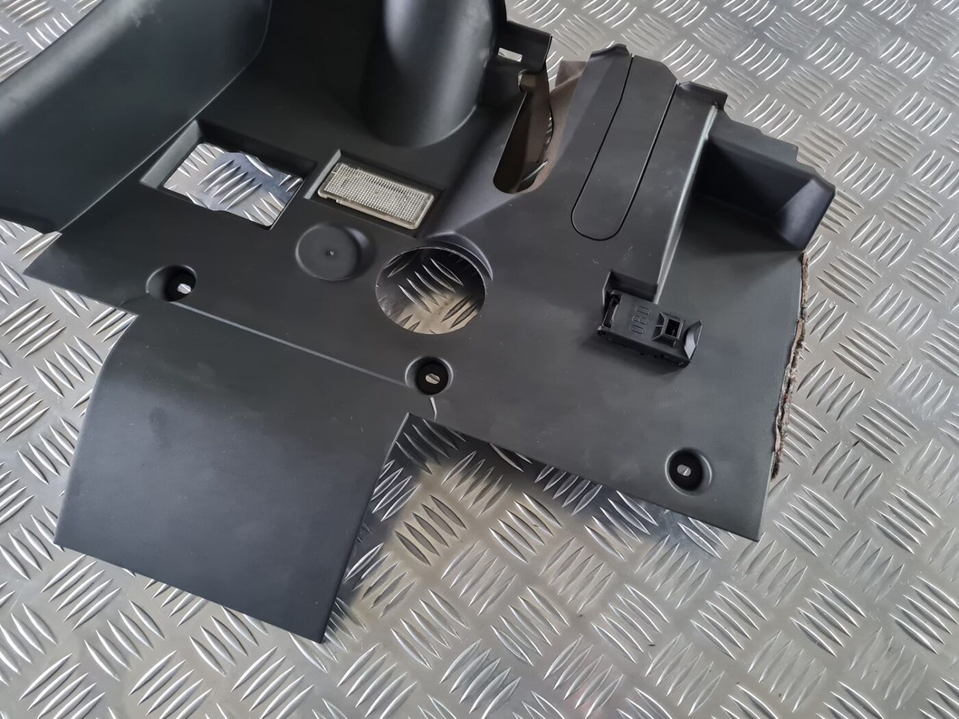 Mērinstrumentu paneļa apakšēja apdare priekš BMW 6 E63 645 2004 5 Mērinstrumentu paneļa apakšēja apdare priekš BMW 6 E63 645 2004