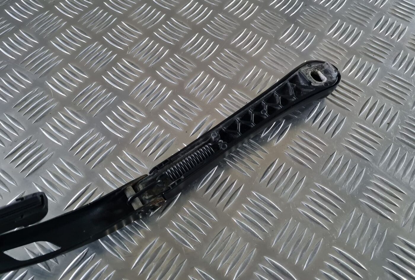 Vējstikla slotu turētājs priekš BMW 6 E63 645 2004 3 Vējstikla slotu turētājs priekš BMW 6 E63 645 2004