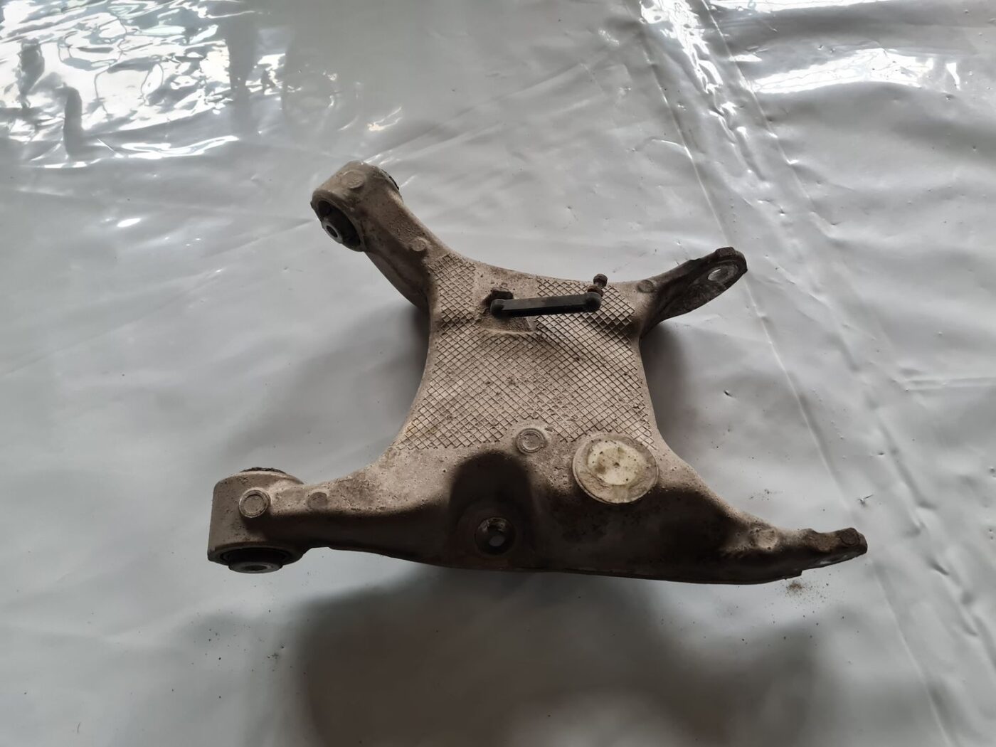 Aizmugures piekares svira priekš BMW 6 E63 645 2004 5 Aizmugures piekares svira priekš BMW 6 E63 645 2004