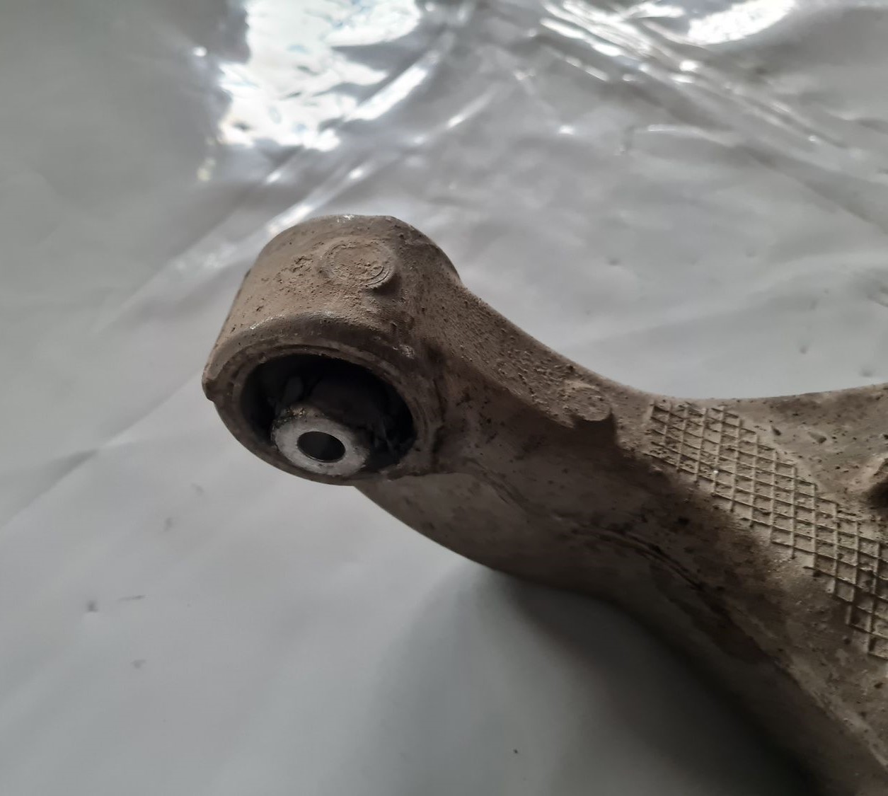 Aizmugures piekares svira priekš BMW 6 E63 645 2004 4 Aizmugures piekares svira priekš BMW 6 E63 645 2004