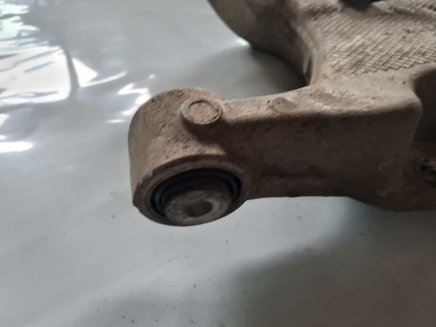 Aizmugures piekares svira priekš BMW 6 E63 645 2004 3 Aizmugures piekares svira priekš BMW 6 E63 645 2004