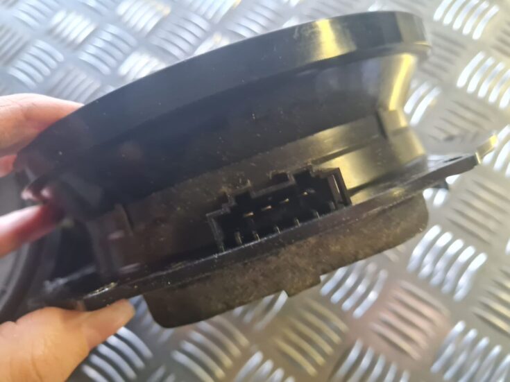 Durvju skaļrunis, apakšā priekš VW GOLF 5 2004
