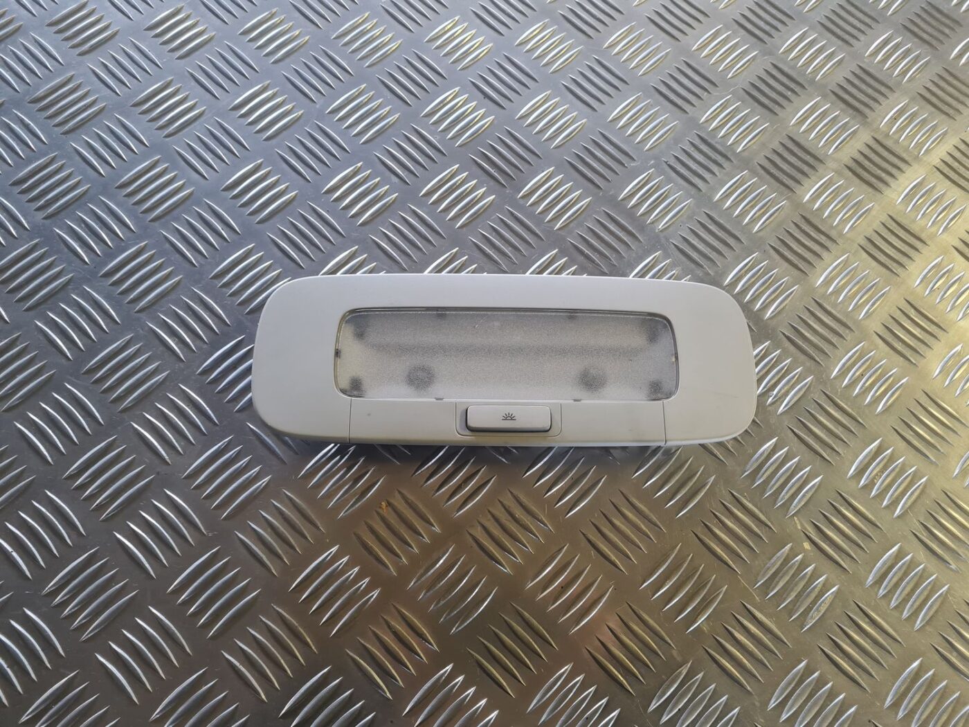 Aizmugurējo sēdvietu apgaismojums priekš VW GOLF 5 2004 1 Aizmugurējo sēdvietu apgaismojums priekš VW GOLF 5 2004