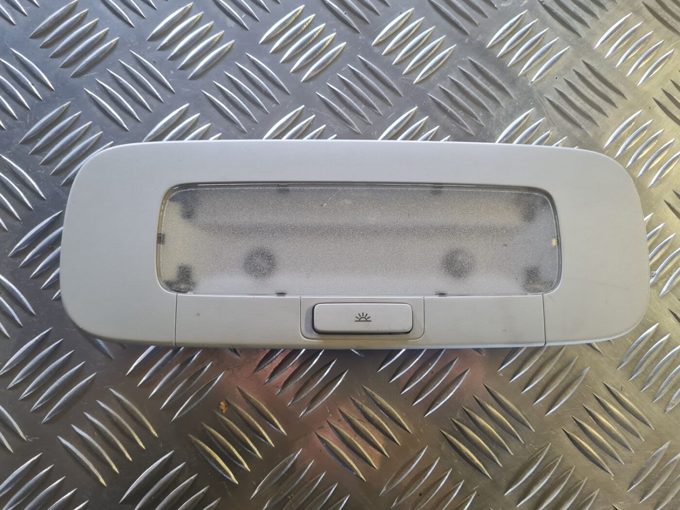 Aizmugurējo sēdvietu apgaismojums priekš VW GOLF 5 2004 2 Aizmugurējo sēdvietu apgaismojums priekš VW GOLF 5 2004