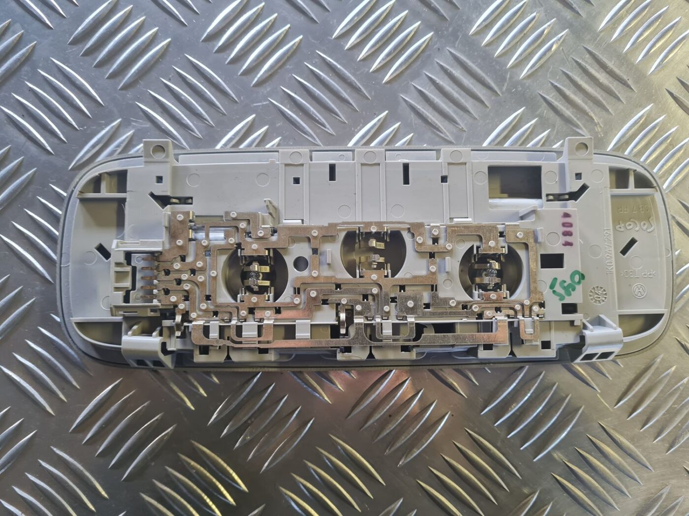 Aizmugurējo sēdvietu apgaismojums priekš VW GOLF 5 2004 4 Aizmugurējo sēdvietu apgaismojums priekš VW GOLF 5 2004