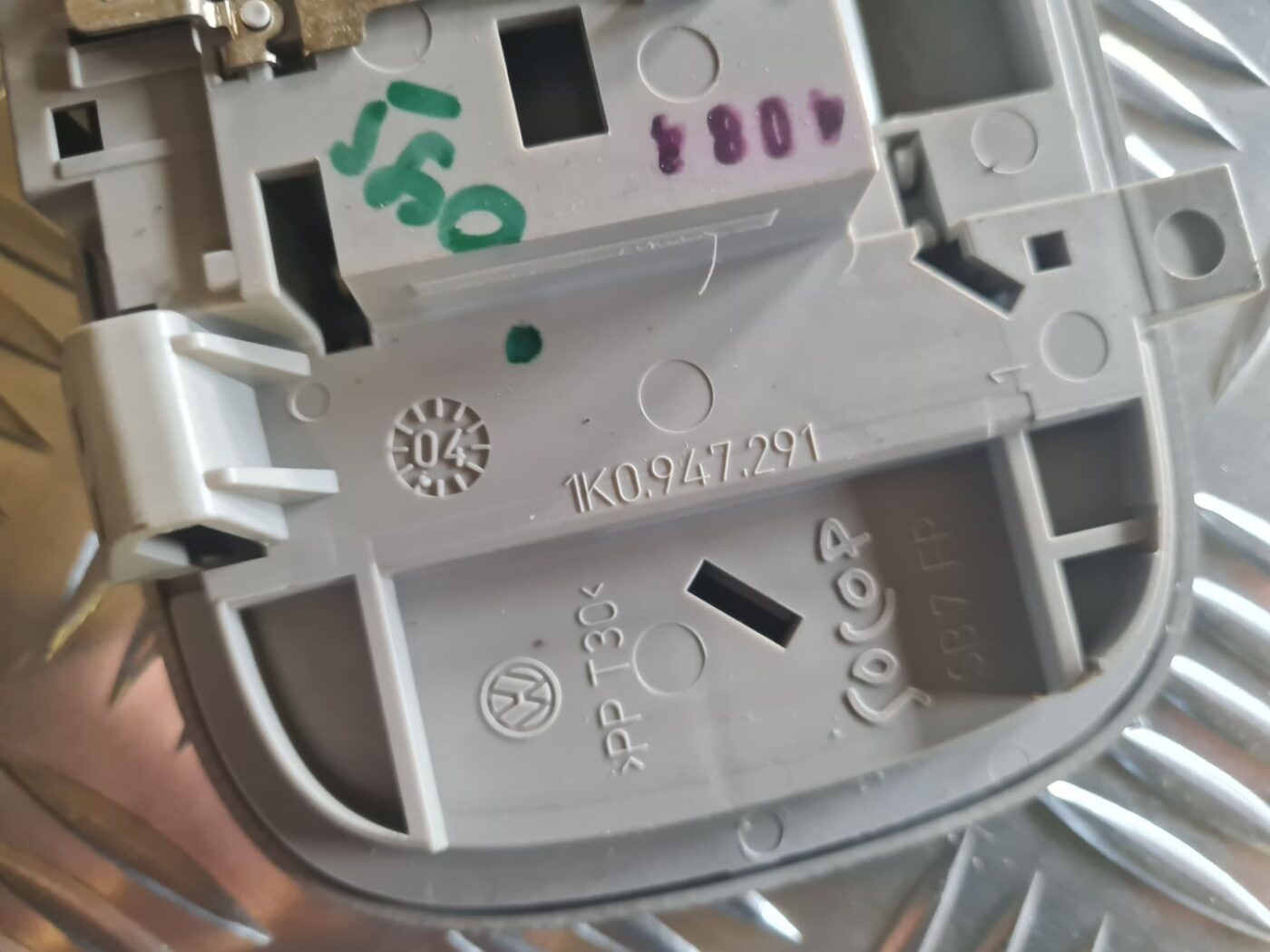 Aizmugurējo sēdvietu apgaismojums priekš VW GOLF 5 2004 3 Aizmugurējo sēdvietu apgaismojums priekš VW GOLF 5 2004