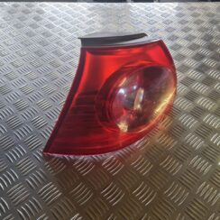 Aizmugurējais kreisais lukturis priekš VW GOLF 5 2004