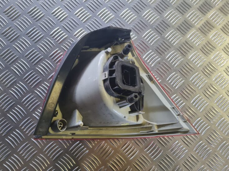 Aizmugurējais kreisais lukturis priekš VW GOLF 5 2004