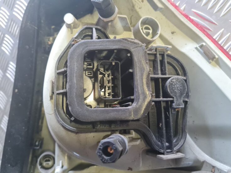 Aizmugurējais kreisais lukturis priekš VW GOLF 5 2004