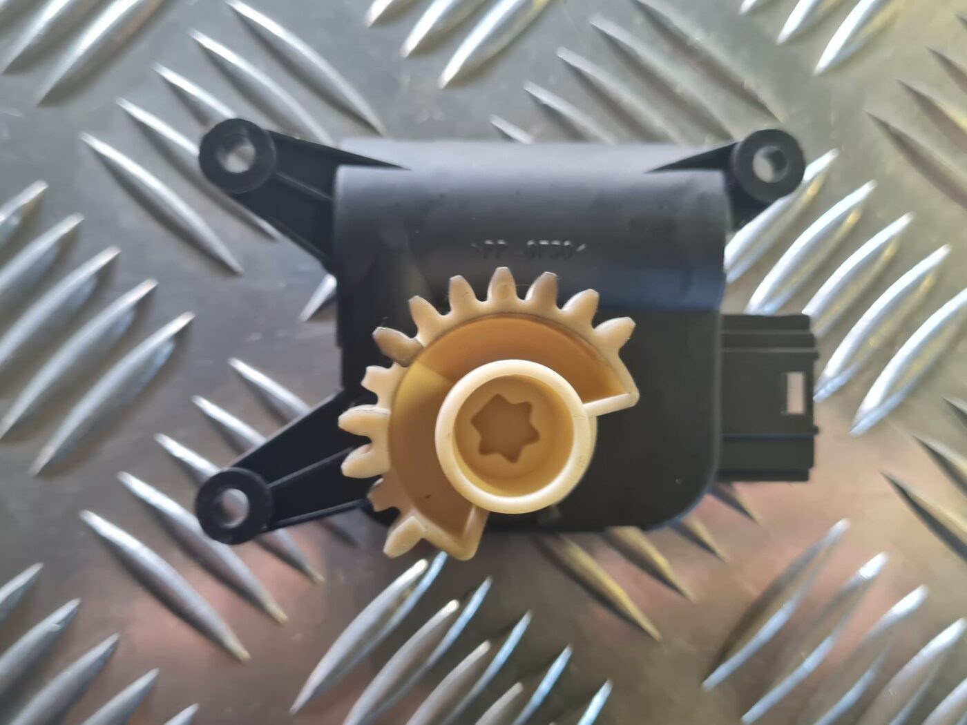 Apsildes sistēmas aktuators priekš VW GOLF 5 2004 3 Apsildes sistēmas aktuators priekš VW GOLF 5 2004