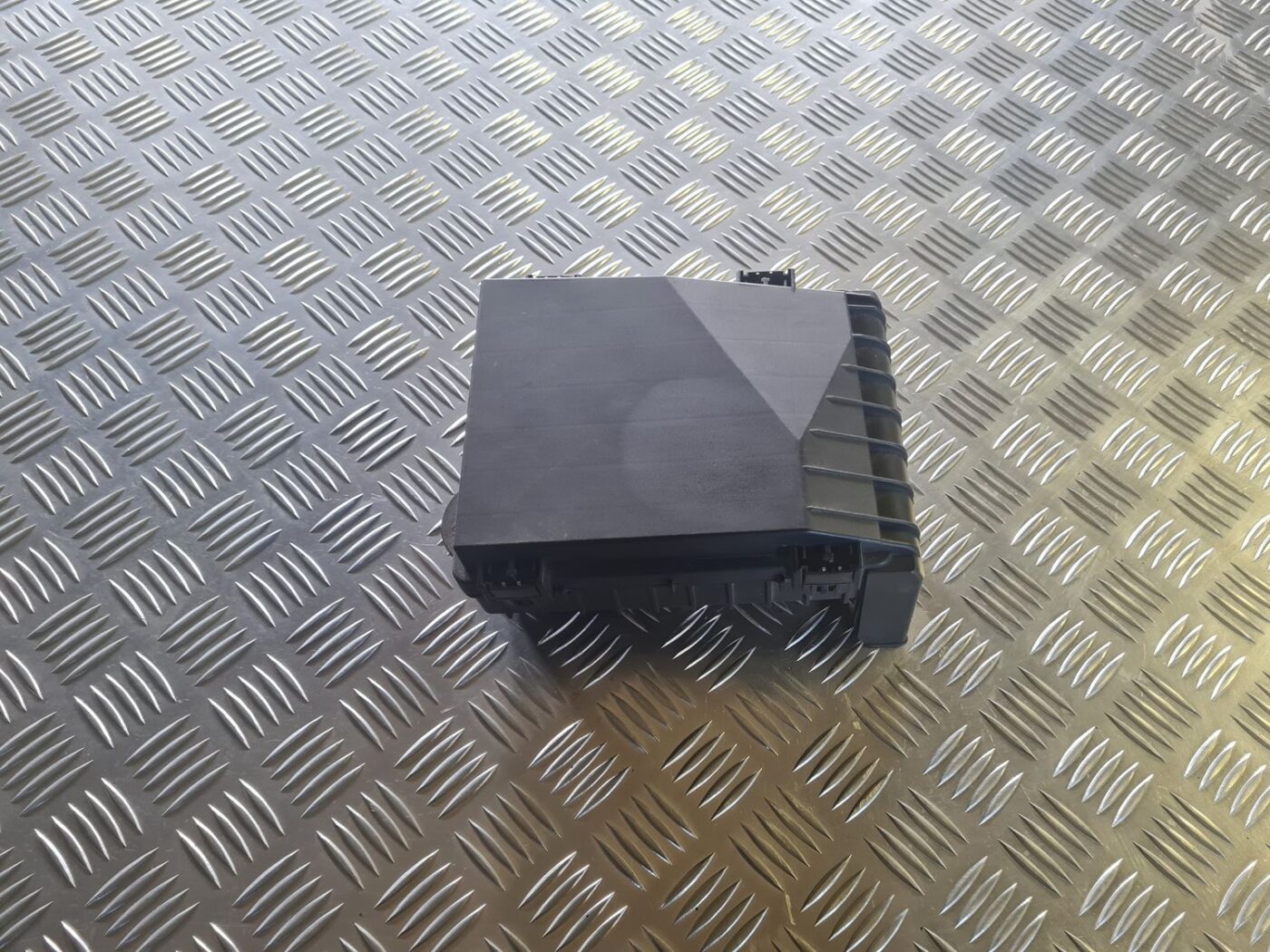 Drošinātāju bloks priekš VW GOLF 5 2004 1 Drošinātāju bloks priekš VW GOLF 5 2004