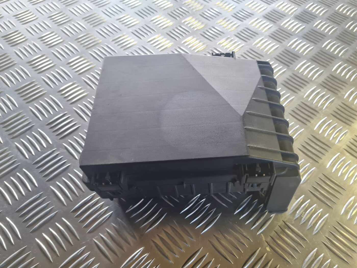 Drošinātāju bloks priekš VW GOLF 5 2004 2 Drošinātāju bloks priekš VW GOLF 5 2004