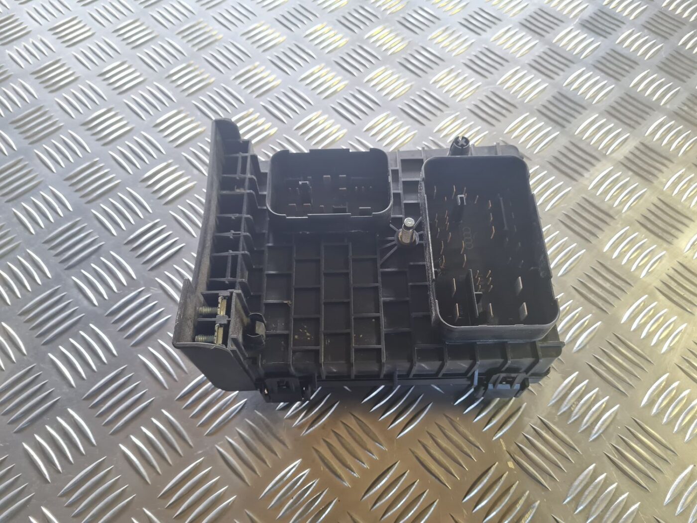 Drošinātāju bloks priekš VW GOLF 5 2004 9 Drošinātāju bloks priekš VW GOLF 5 2004