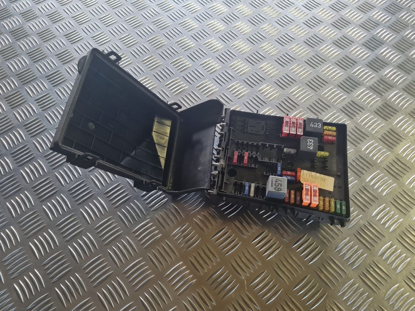 Drošinātāju bloks priekš VW GOLF 5 2004 6 Drošinātāju bloks priekš VW GOLF 5 2004