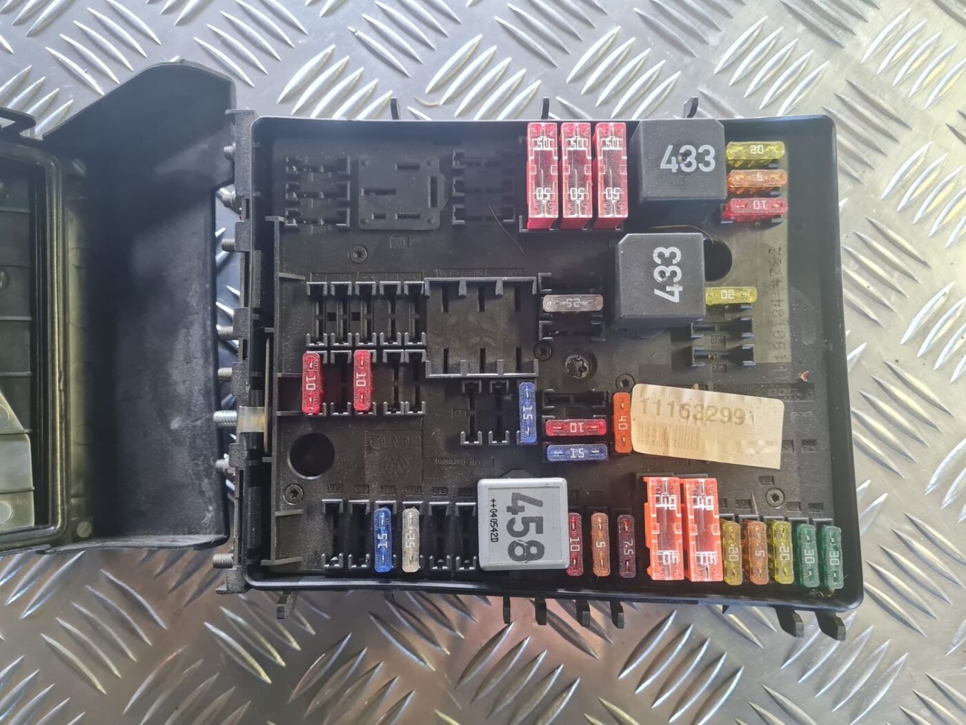 Drošinātāju bloks priekš VW GOLF 5 2004 5 Drošinātāju bloks priekš VW GOLF 5 2004