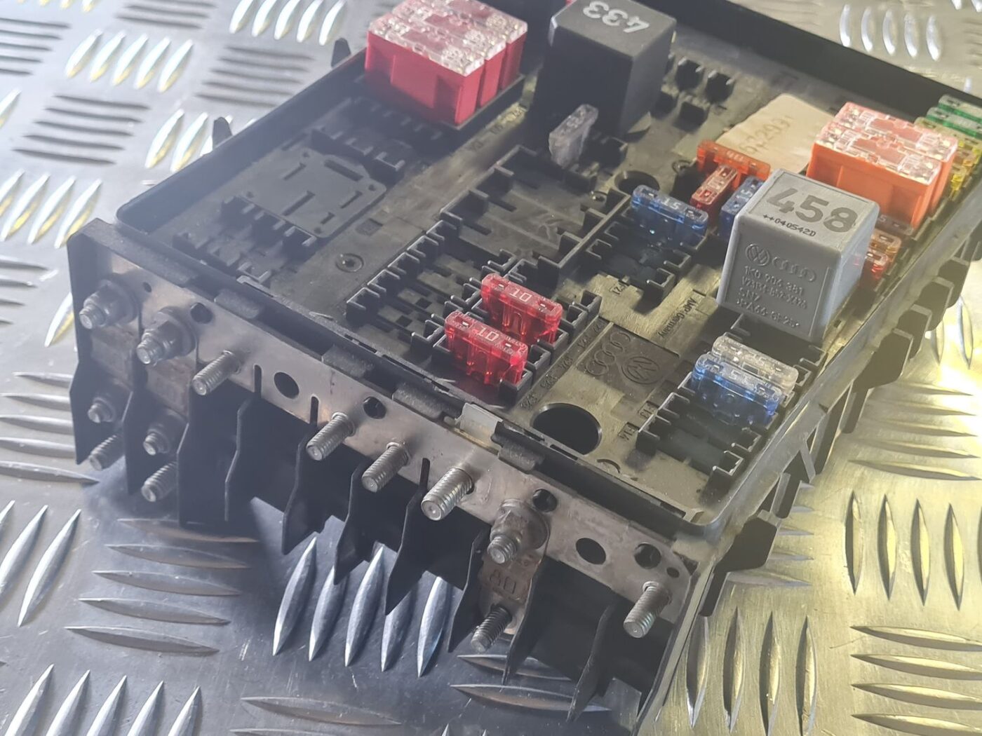 Drošinātāju bloks priekš VW GOLF 5 2004 3 Drošinātāju bloks priekš VW GOLF 5 2004